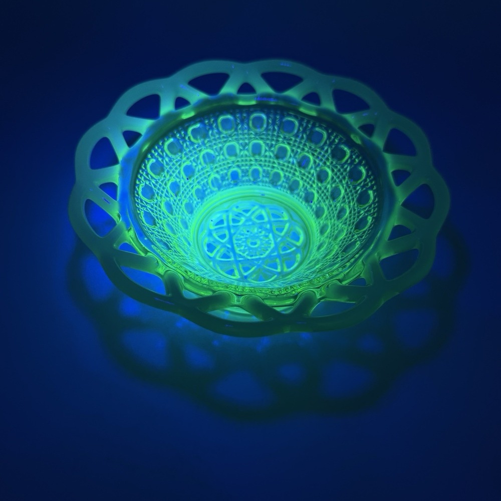 Imperial Uranium Vaseline Glass Bowl Opalescent Lace Edge Buttons 6" UV Glow